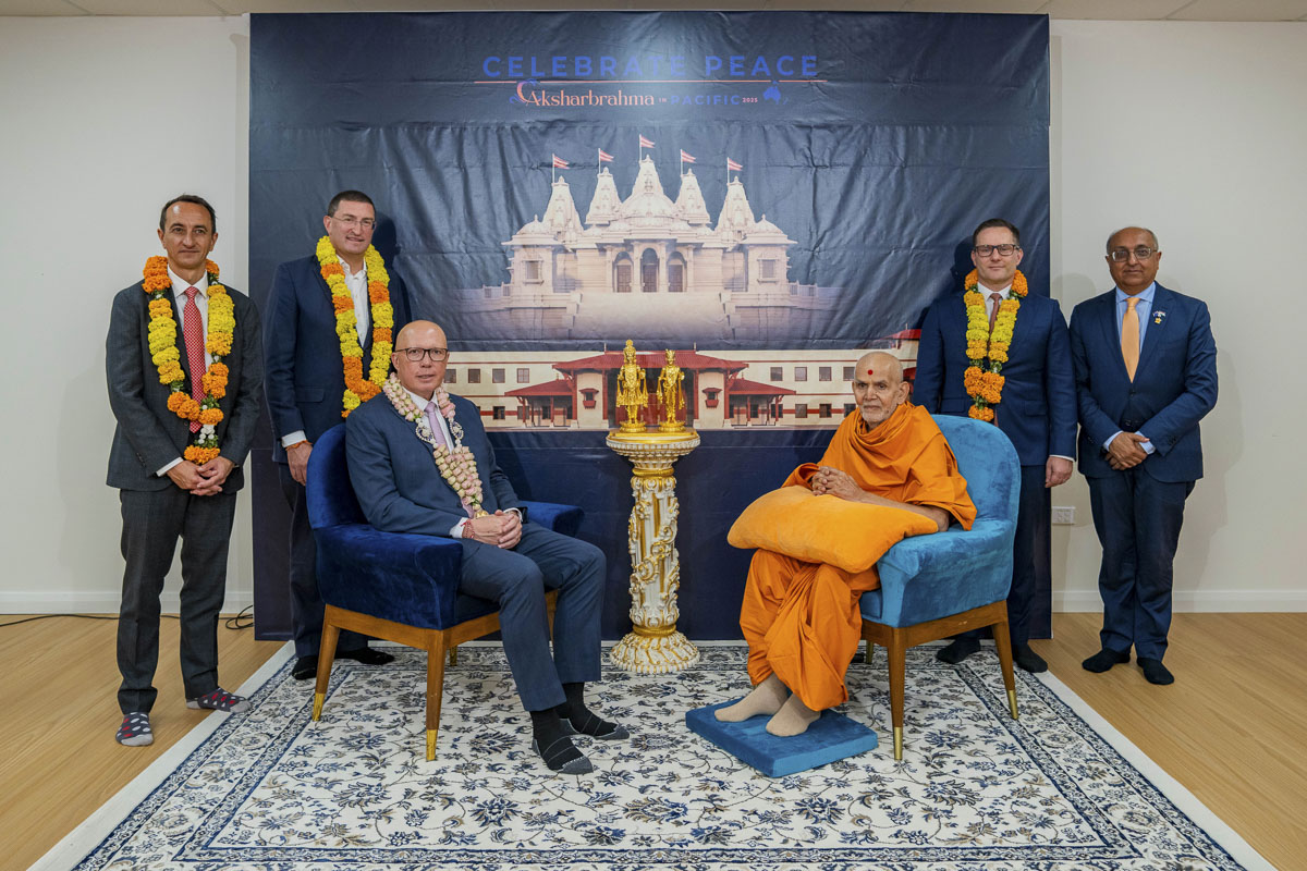 Peter Dutton Visits His Holiness Mahant Swami Maharaj
