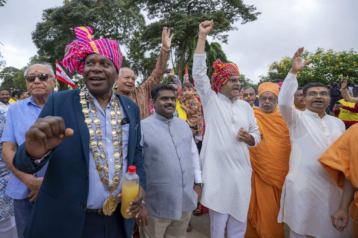 Dignitaries, swamis and devotees during the nagar yatra
