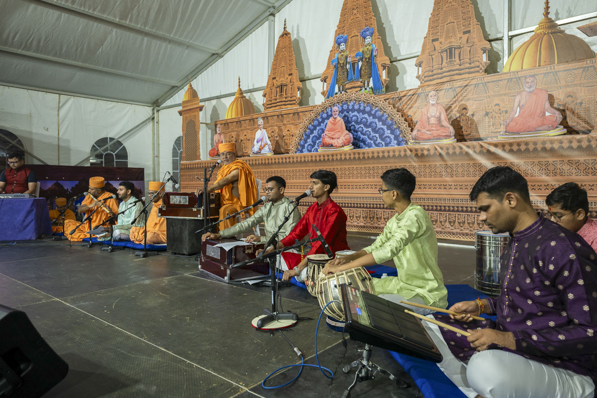 Swamis and youths sing kirtans in the Kirtan Aradhana assembly