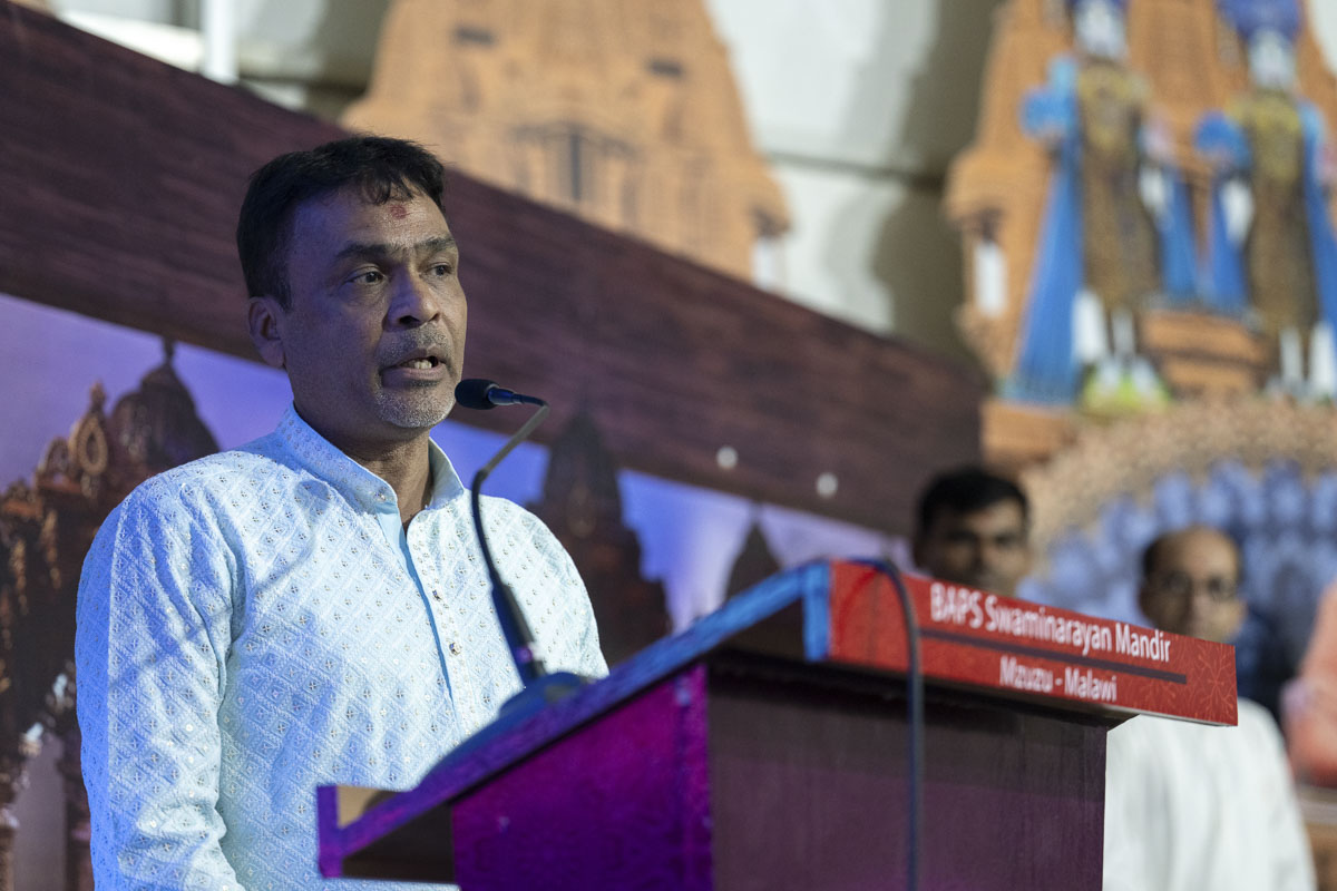 A devotee addresses the assembly