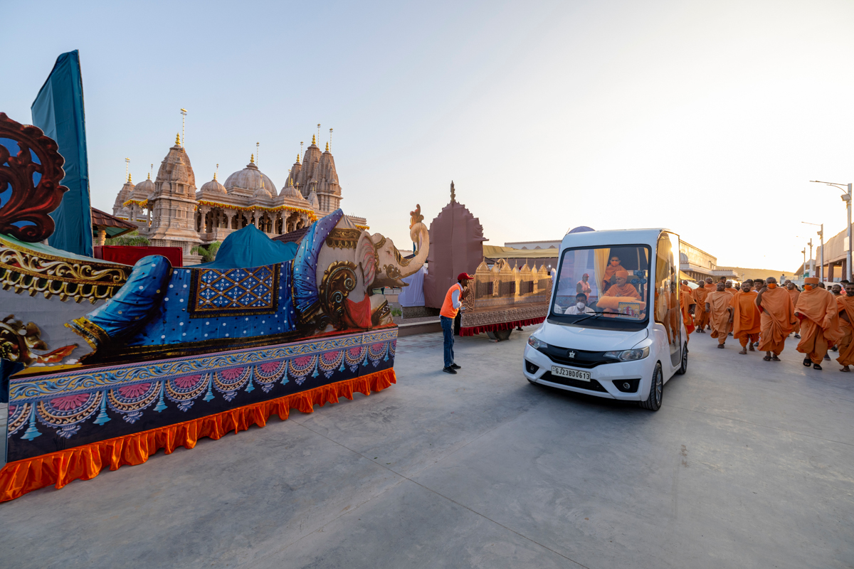 Swamishri on his way to the Shri Swaminarayan Vishwashanti Mahayaag