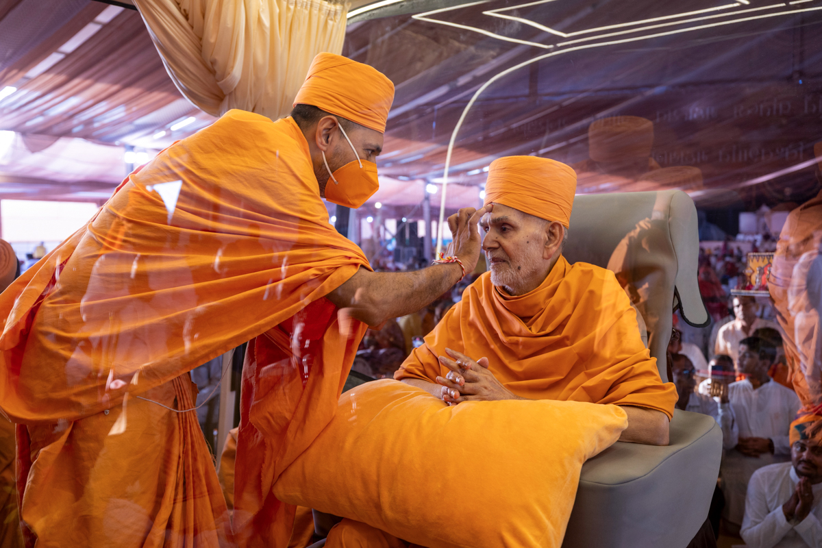 Yogiprem Swami performs pujan of Swamishri