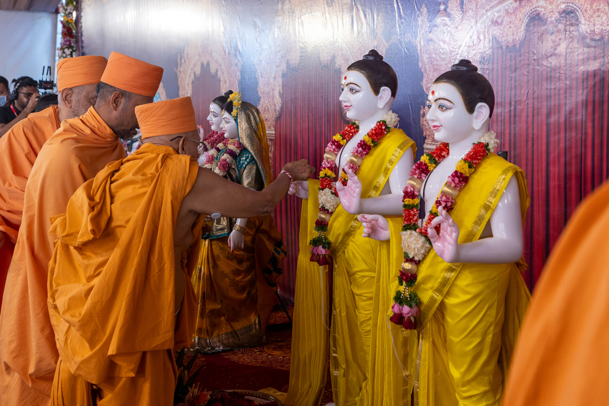 Pujya Tygvallabh Swami performs pujan of the murtis