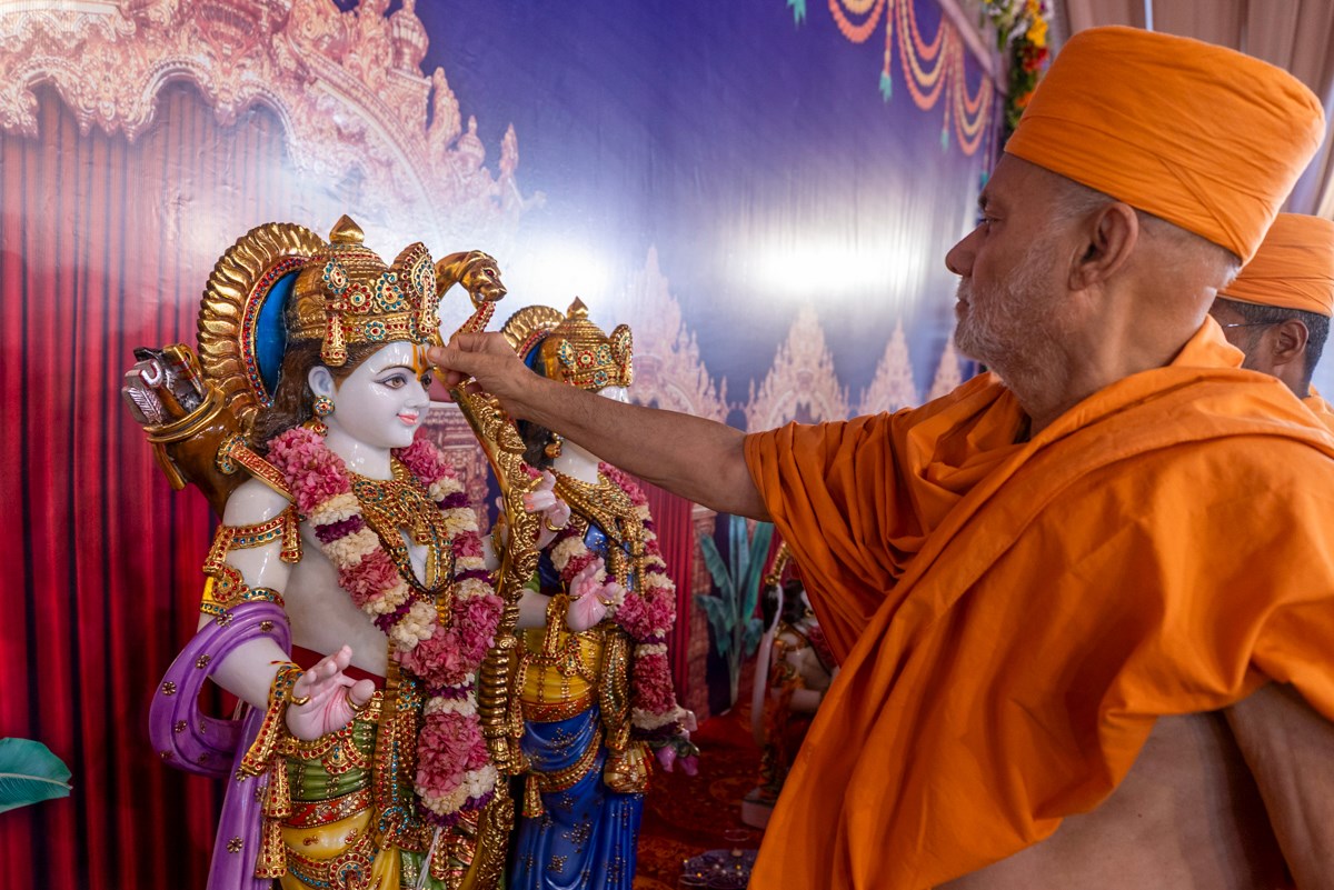 Pujya Viveksagar Swami performs pujan of the murtis