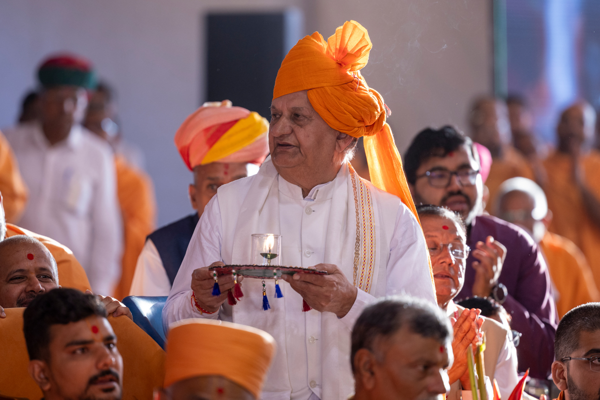 Shri Rameshwarji Dadhich performs the yagna arti