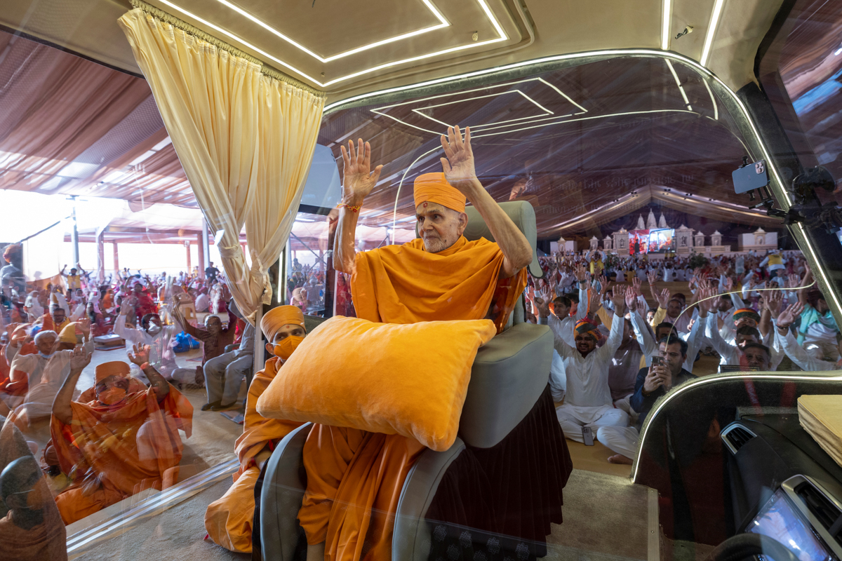 Swamishri and devotees hail 'Jodhpur Mandir Mahotsav ni jai'