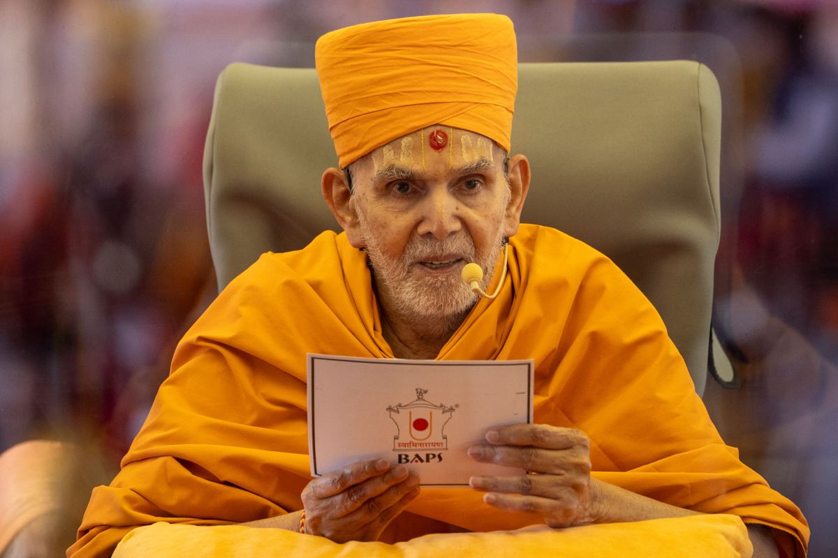 Swamishri blesses the assembly