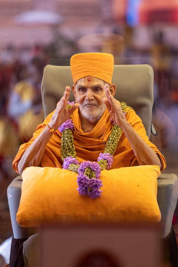 Swamishri blesses all