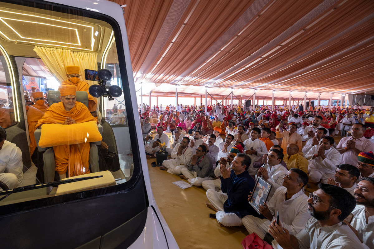 Devotees and well-wishers doing darshan of Swamishri