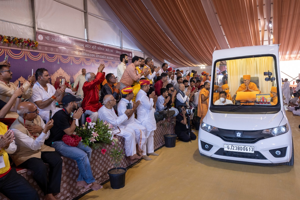 Devotees and well-wishers doing darshan of Swamishri