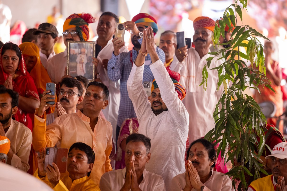 Devotees and well-wishers doing darshan of Swamishri