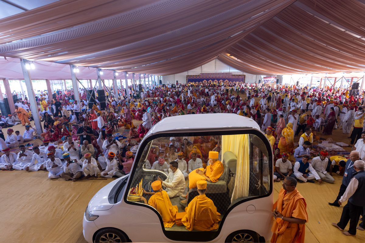 Devotees and well-wishers doing darshan of Swamishri