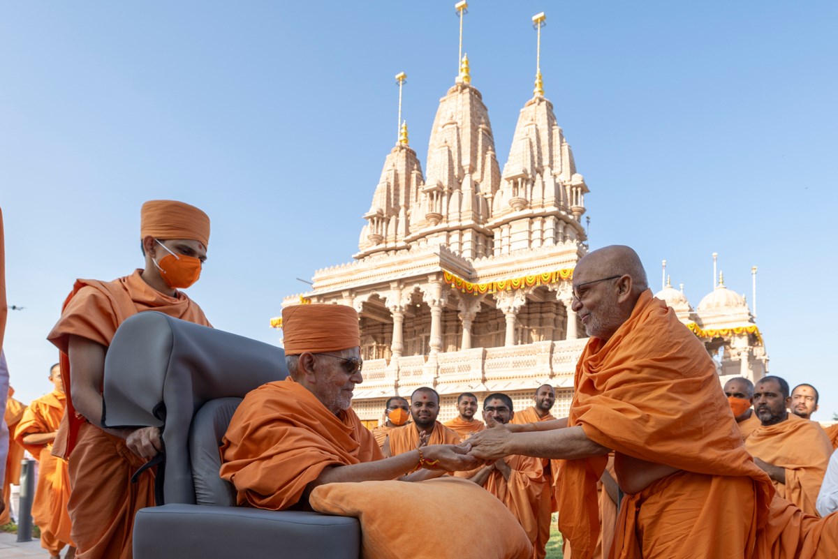 Pujya Ghanshyamcharan Swami greets Swamishri