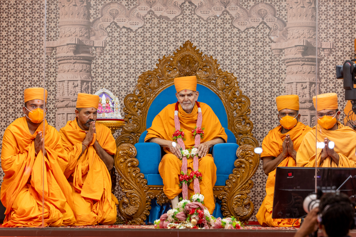 Swamis with Swamishri
