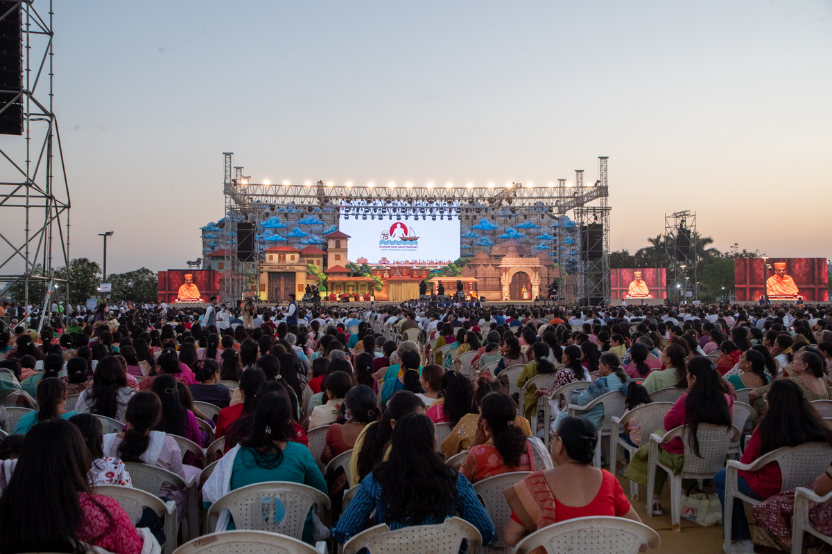 Devotees during the assembly