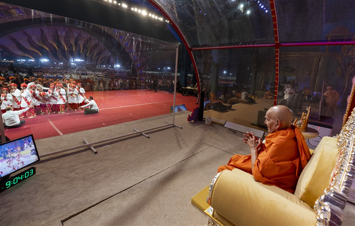 Swamishri greets all with folded hands