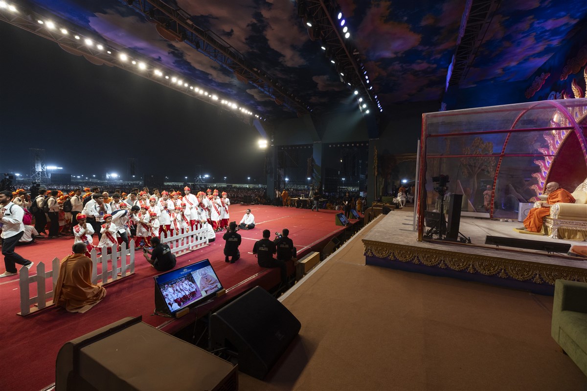 Bal vidvans doing samip darshan of Swamishri