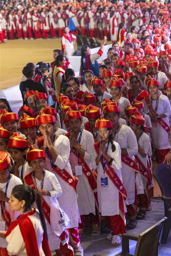 Balika vidvans doing darshan of Swamishri