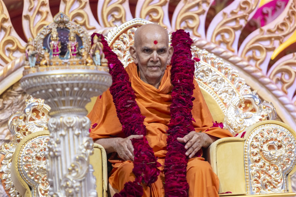 Swamishri honored with a garland