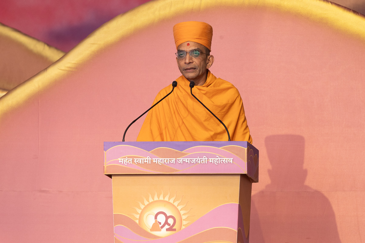 Adarshjivan Swami comperes the celebration assembly