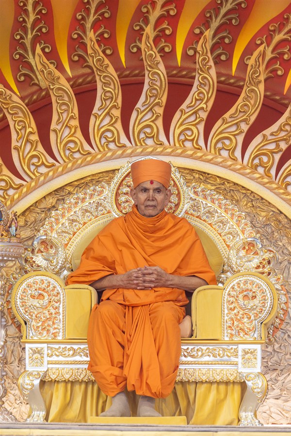 Swamishri greets all with folded hands