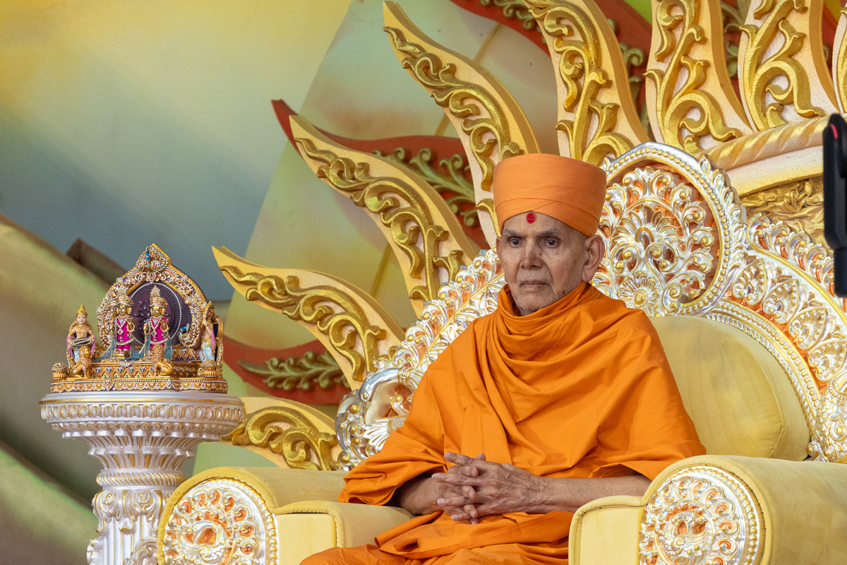 Swamishri watches the performance