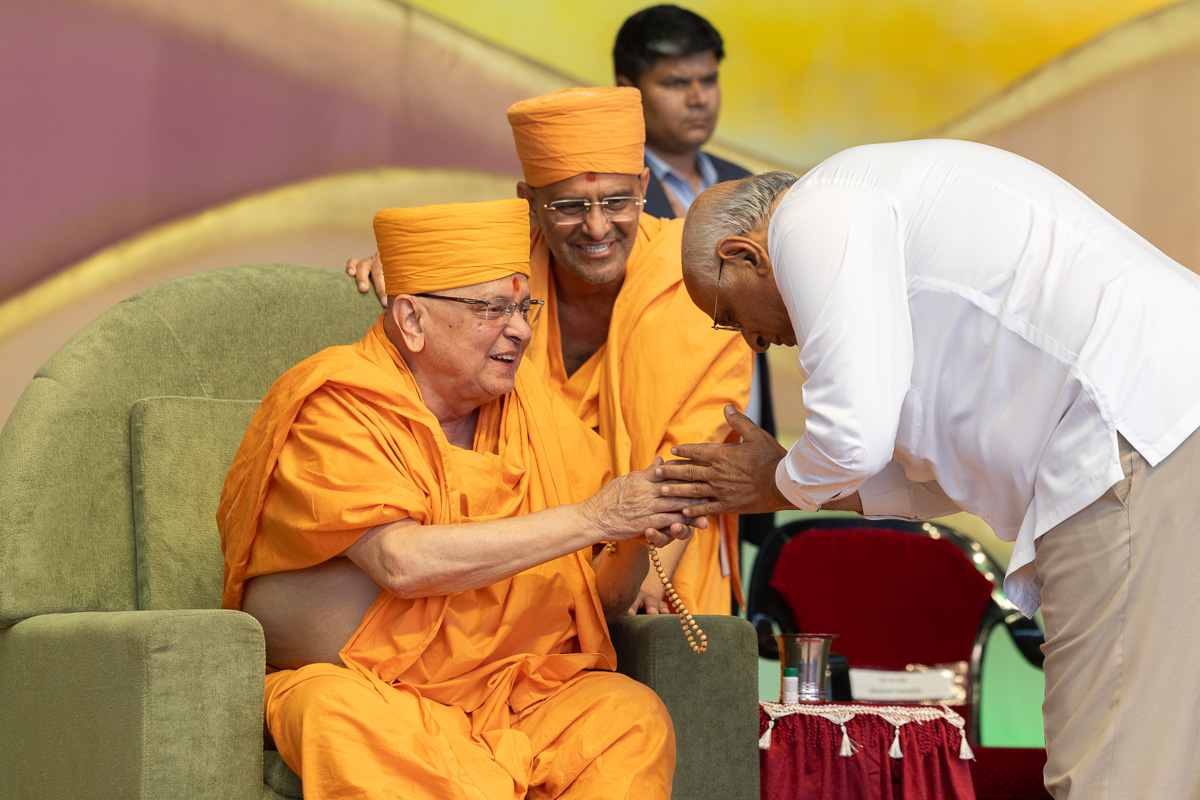 Pujya Ishwarcharan Swami welcomes Shri Bhupendrabhai Patel, Hon. Chief Minister of Gujarat
