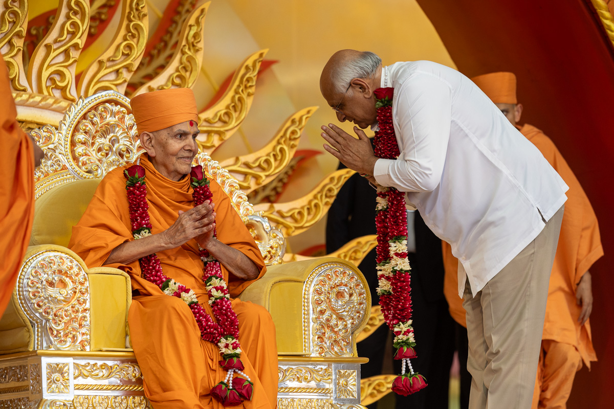 Swamishri honors Shri Bhupendrabhai Patel with a garland