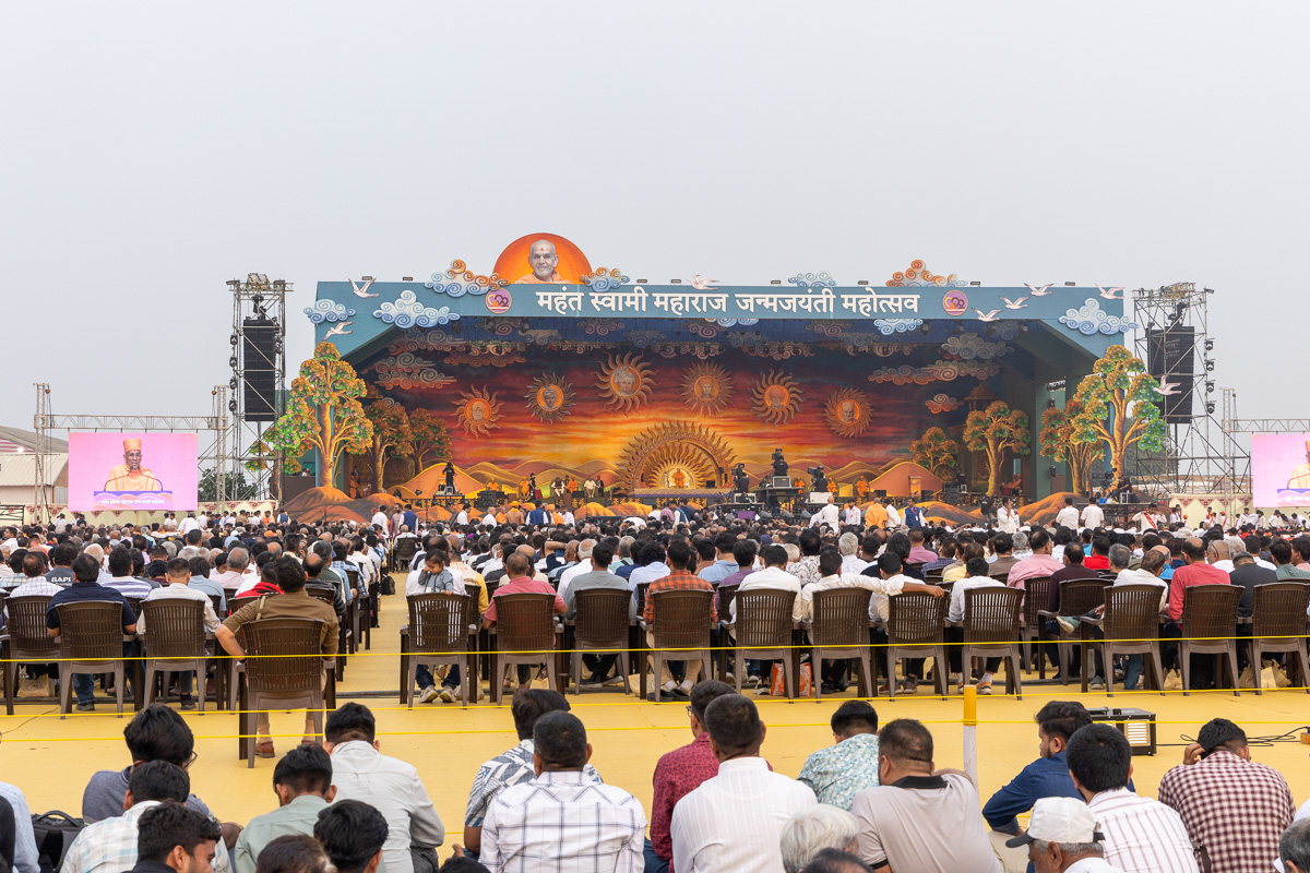 Devotees during the assembly