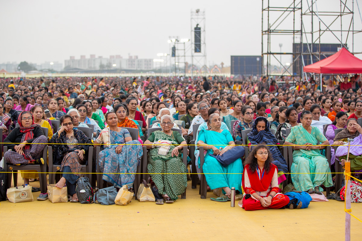 Devotees during the assembly
