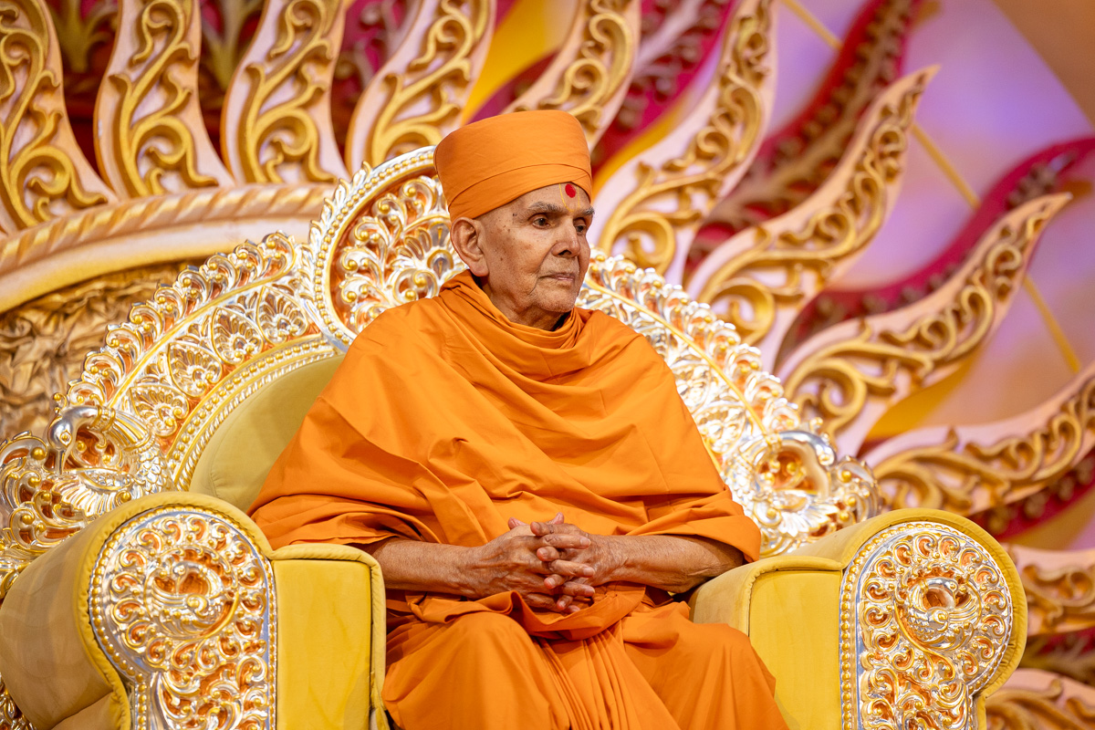 Swamishri listens to Bhagvatsetu Swami