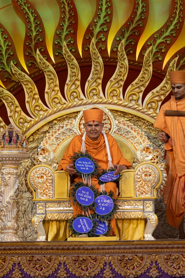 Swamishri honored with a garland