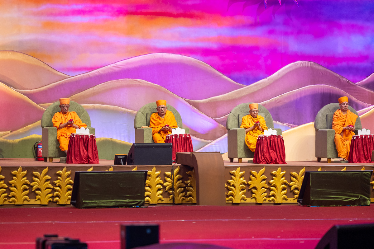 Senior swamis offer mantra-pushpanjali