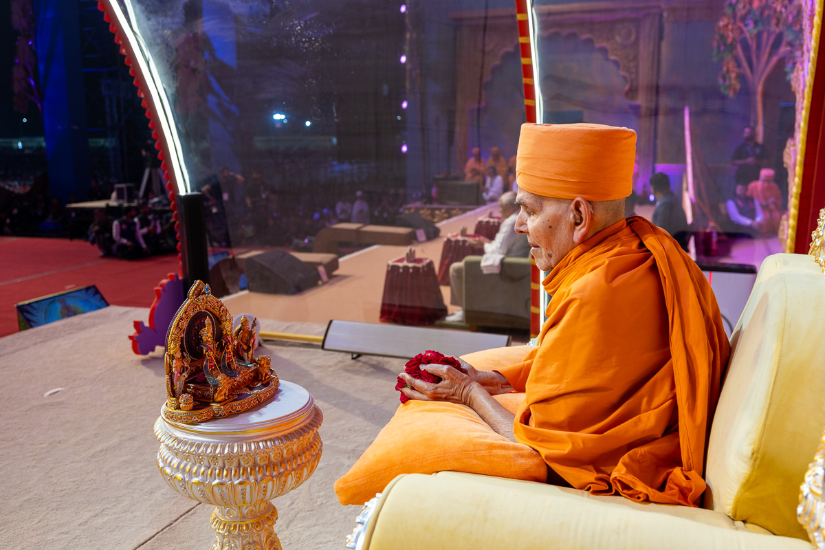 Swamishri offers mantra-pushpanjali