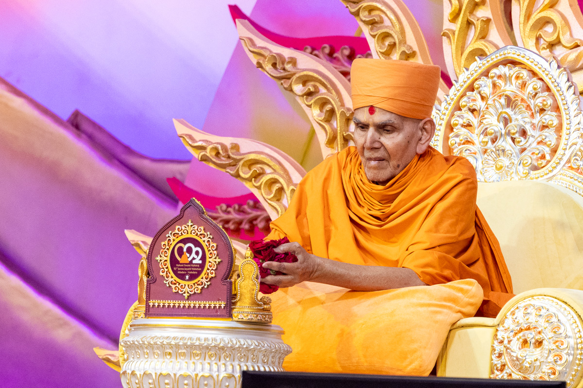 Swamishri offers mantra-pushpanjali