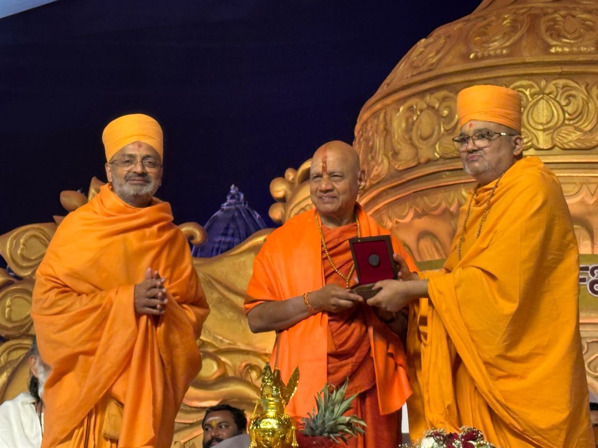 Mahamahopadhyay Pujya Bhadresh Swami offers Smruti-bhet to Swami Govind Dev Giri Maharaj