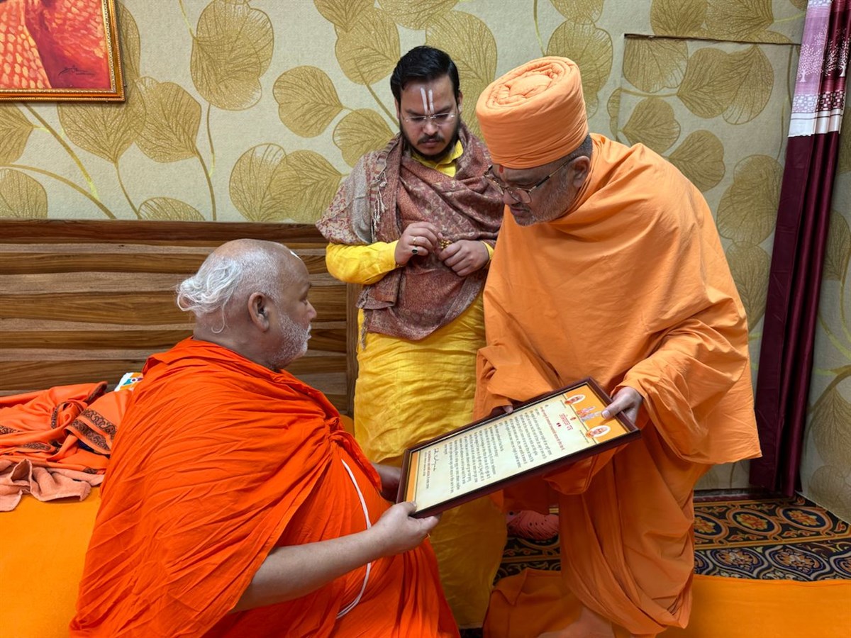 Mahamahopadhyay Pujya Bhadresh Swami in conversation with Jagadguru Ramanandacharya Swami Rambhadracharyaji