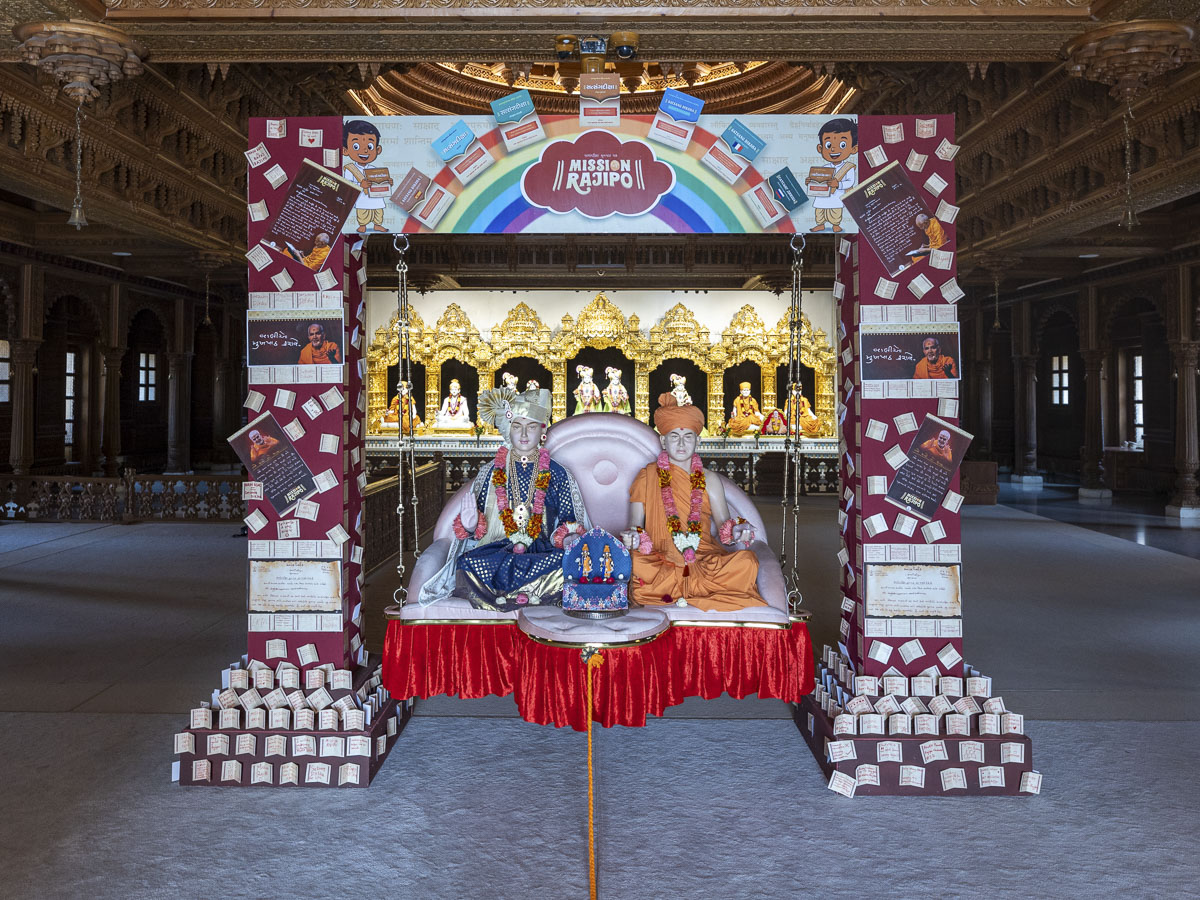 Satsang Diksha Hindola celebration