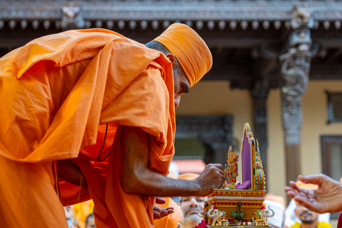 Pujya Anandswarup Swami performs pujan of Shri Harikrishna Maharaj and Shri Gunatitanand Swami Maharaj