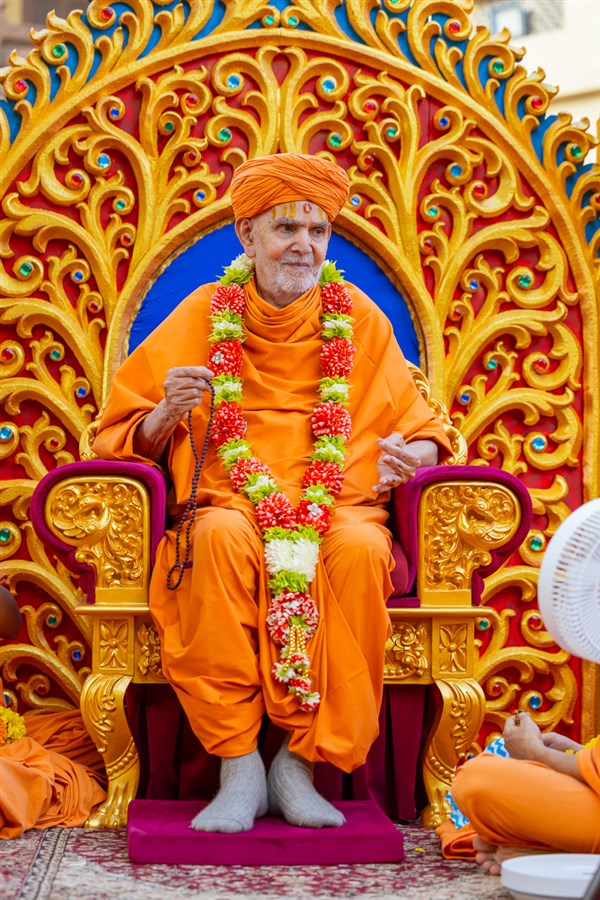 Swamishri turns the mala during the Rathyatra procession