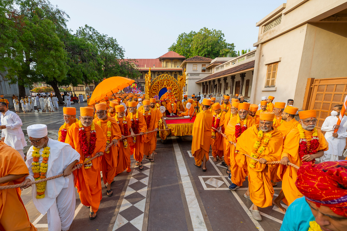 Swamis pull the chariot of Swamishri