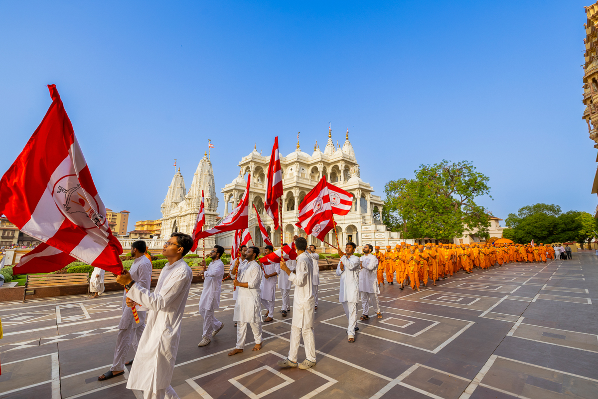 Youths and swamis during the Rathyatra procession