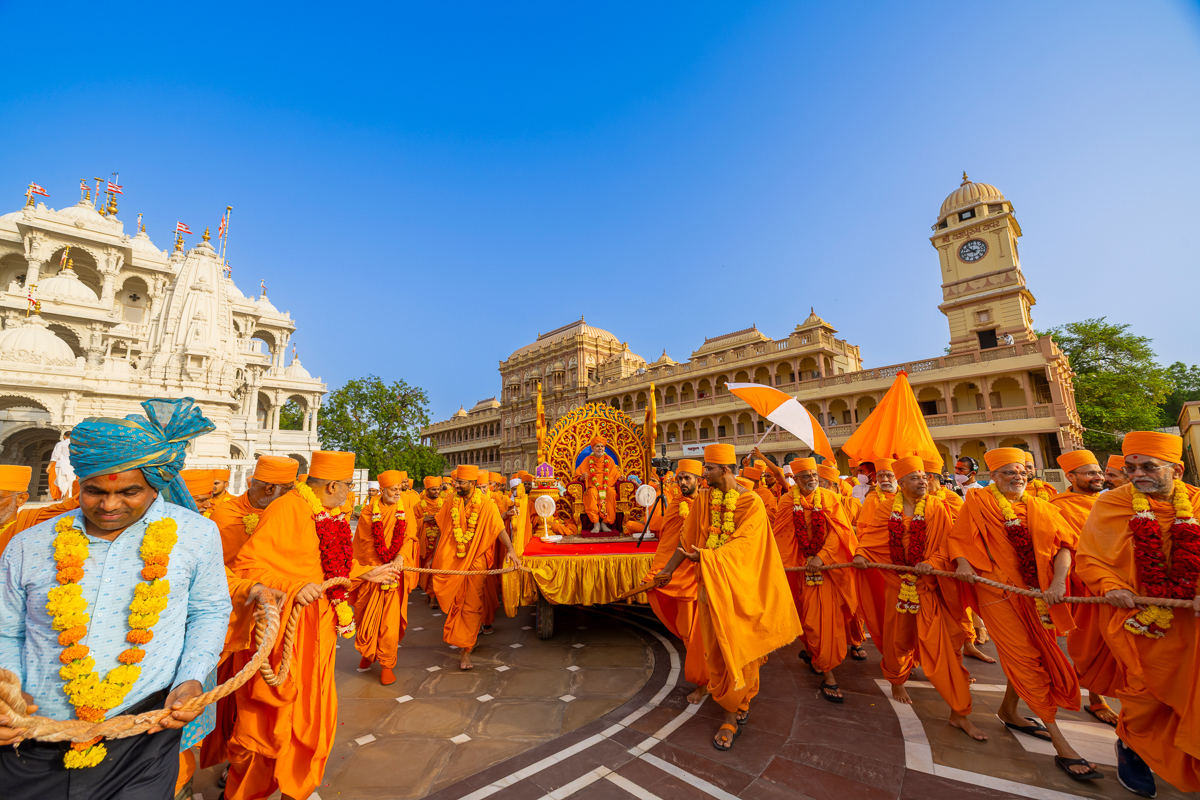 Swamis pull the chariot of Swamishri