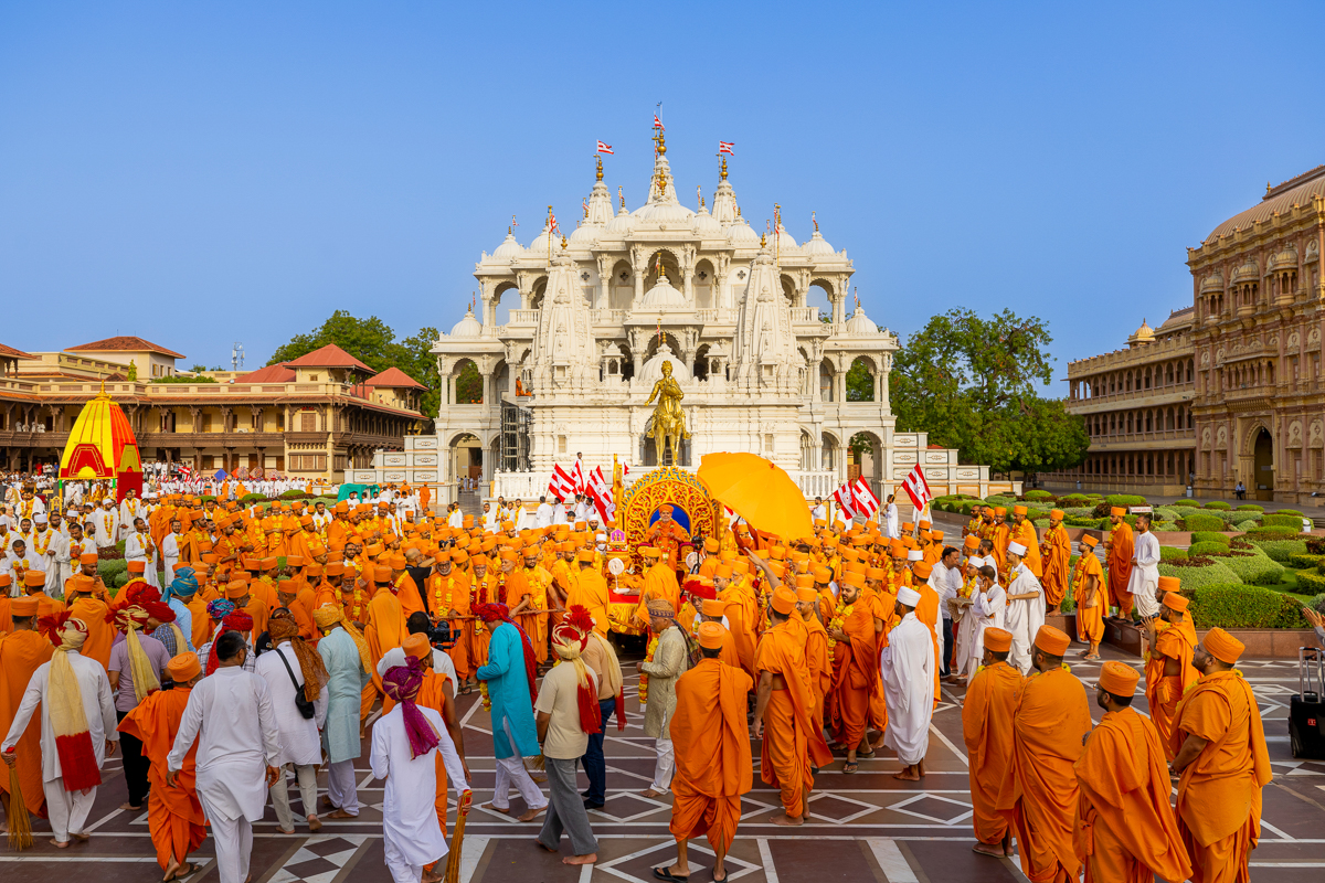 Swamishri engrossed in darshan at Shri Pramukh Swami Maharaj Smruti Mandir