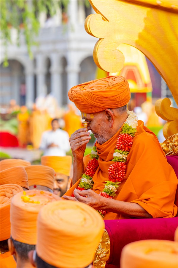 Swamishri engrossed in darshan of holy relics of Shastriji Maharaj