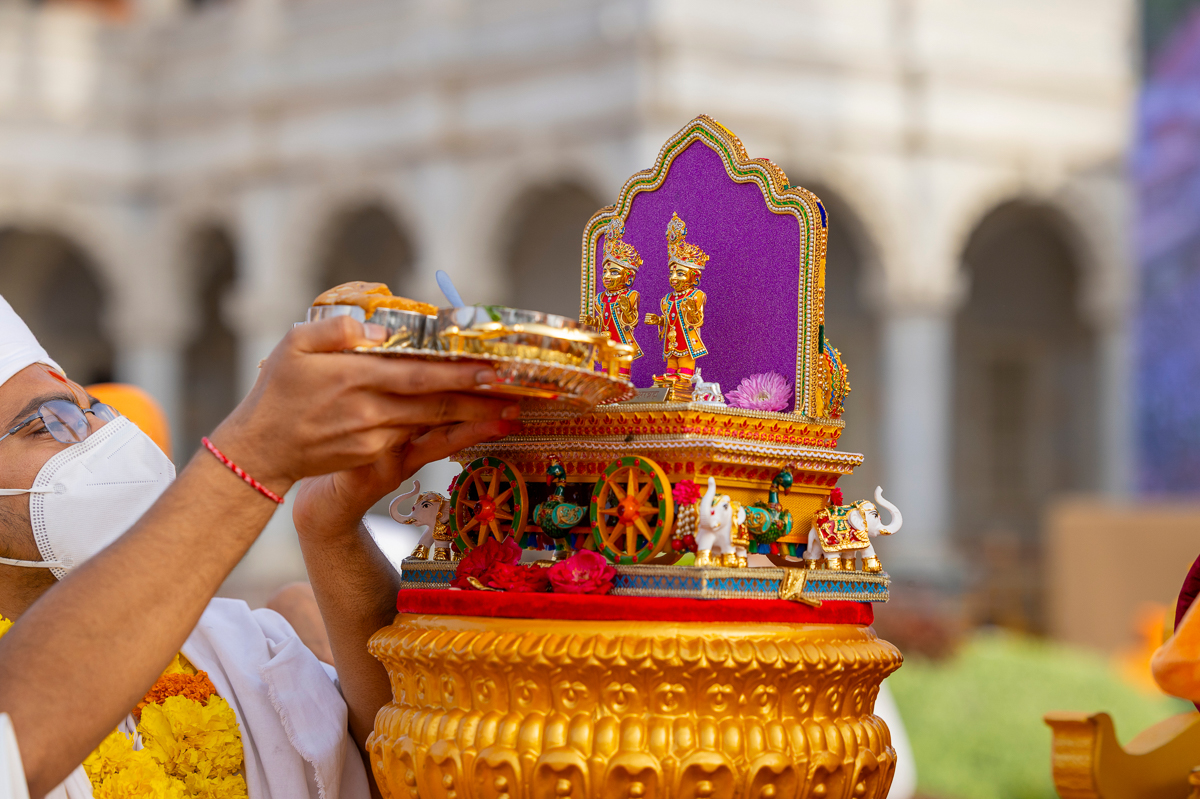 Thal offered to Shri Harikrishna Maharaj and Shri Gunatitanand Swami Maharaj