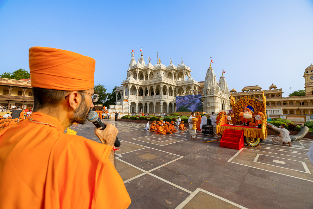 Madhurvadan Swami presents before Swamishri