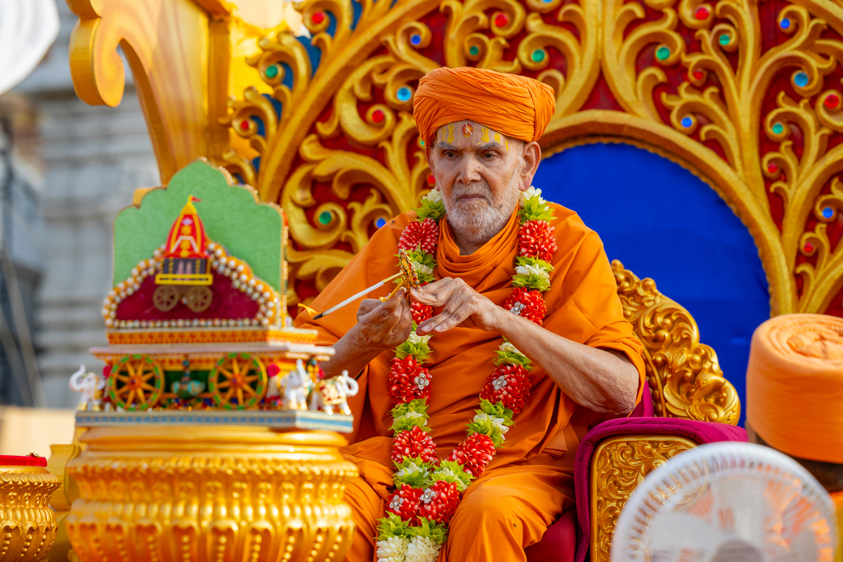 Swamishri performs the arti