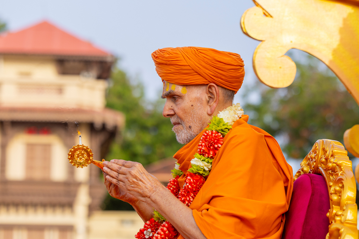 Swamishri performs the arti