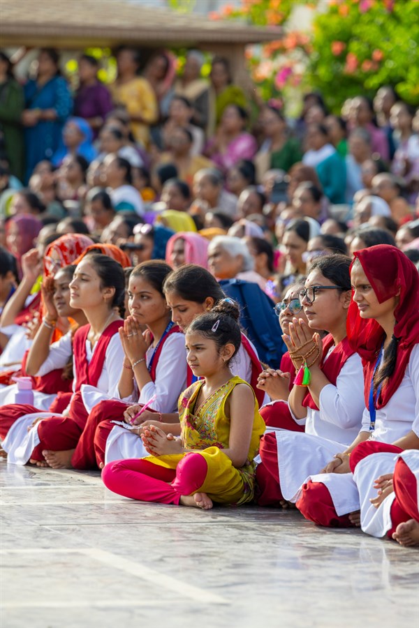 Devotees during the assembly